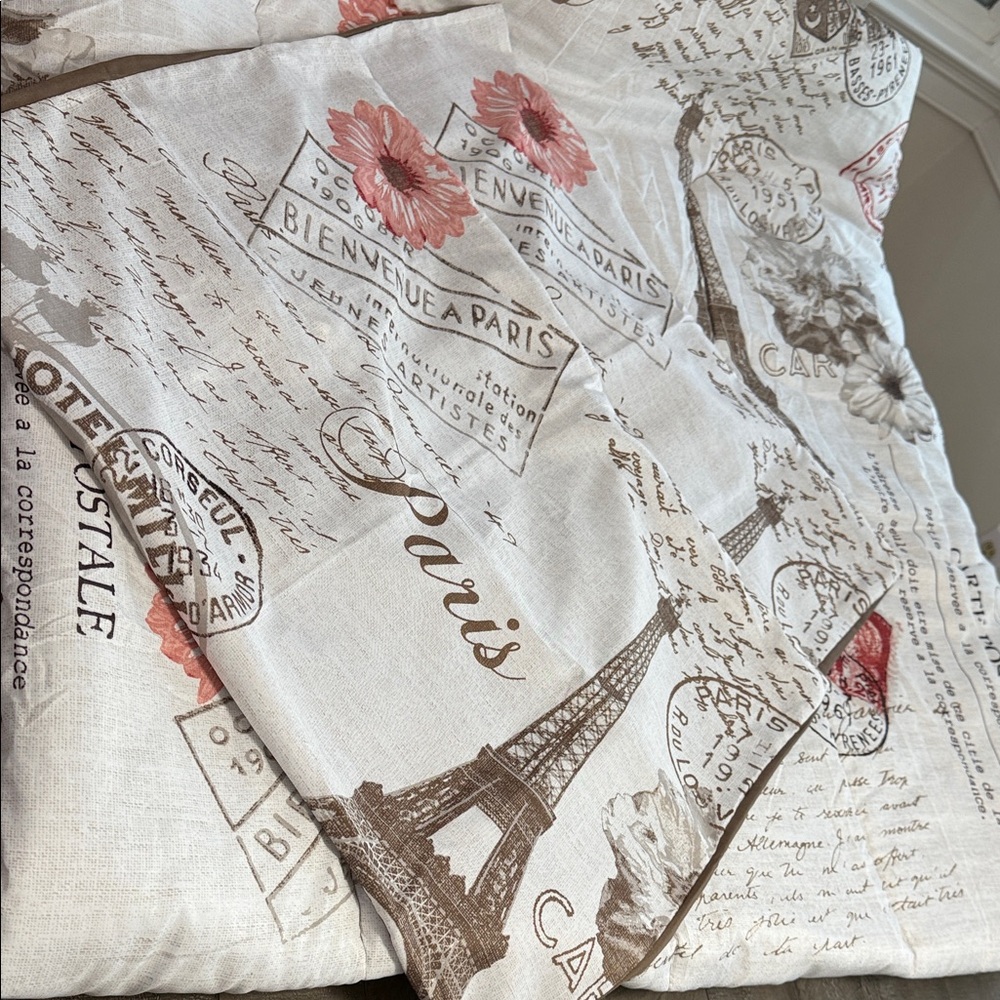 Full / Queen comforter 
Paris theme never been slept on
Two shams included